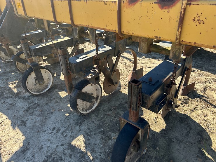 #33726-•-16-row-30"-cultivator-image-10