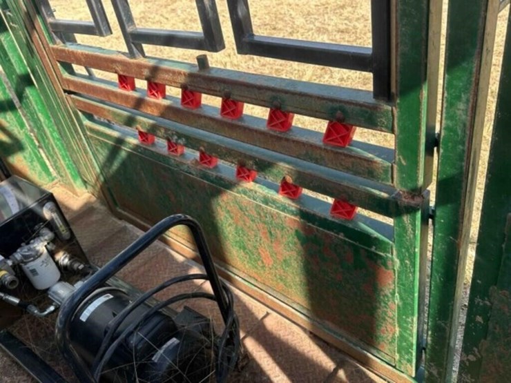 arrowquip-cp-1050-hydraulic-squeeze-chute-image-19