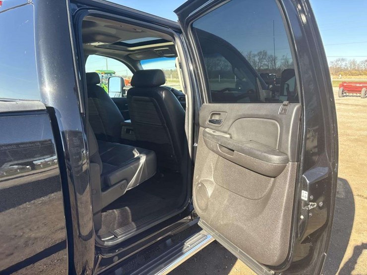 2013-chevrolet-3500hd-image-18