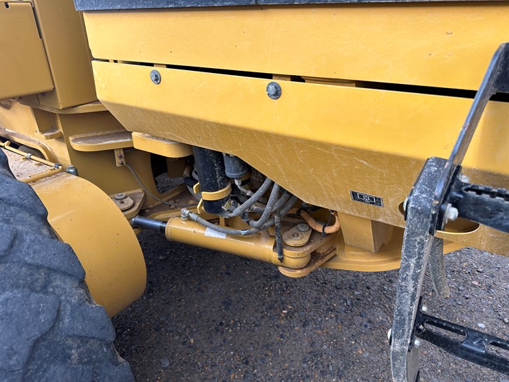 2022-caterpillar-140gc-image-53