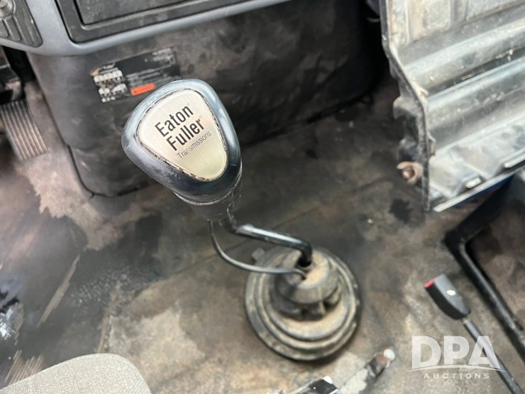 2004-international-7400-image-73