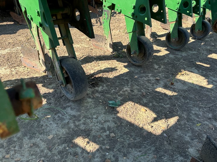 #33728-•-16-row-30"-cultivator-image-33