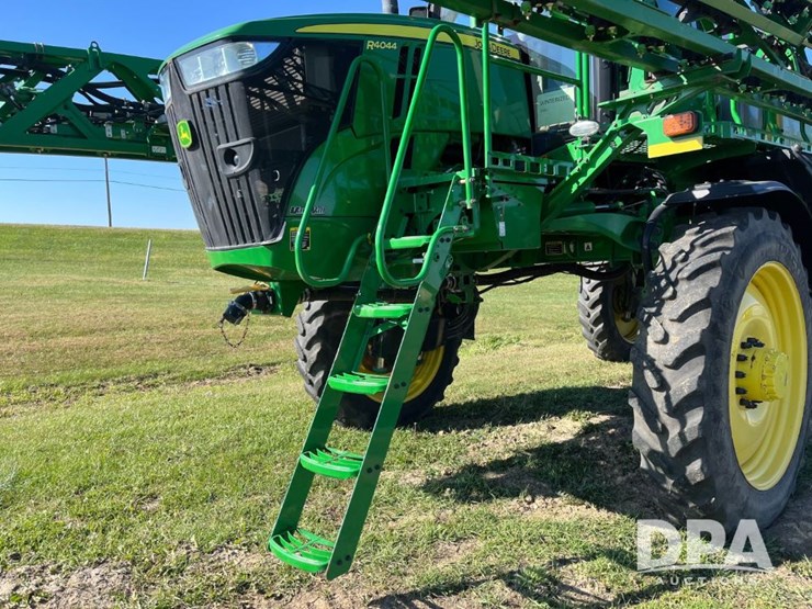 2021-john-deere-r4044-image-24