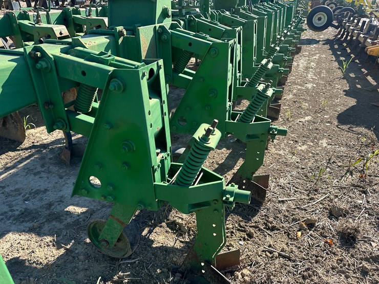 #33728-•-16-row-30"-cultivator-image-8