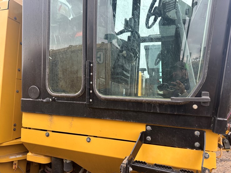 2022-caterpillar-140gc-image-59