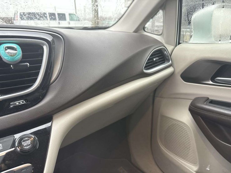 2017-chrysler-pacifica-image-23