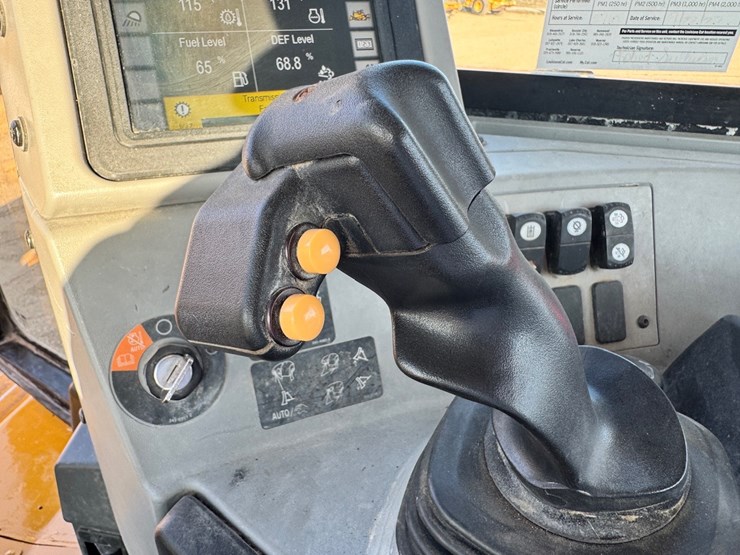 2019-caterpillar-d8t-image-48