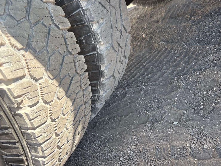 2018-chevrolet-silverado-3500hd-4x4-crew-cab-pickup-truck-image-24