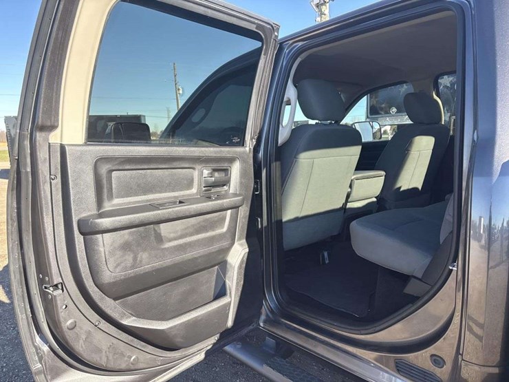 2016-dodge-2500-image-18