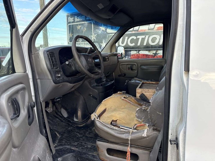 2001-chevrolet-express-g2500-image-19