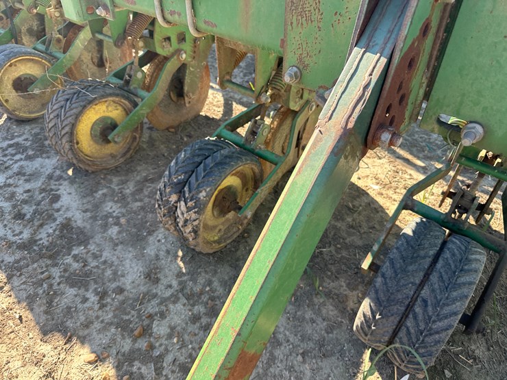 john-deere-16-image-48