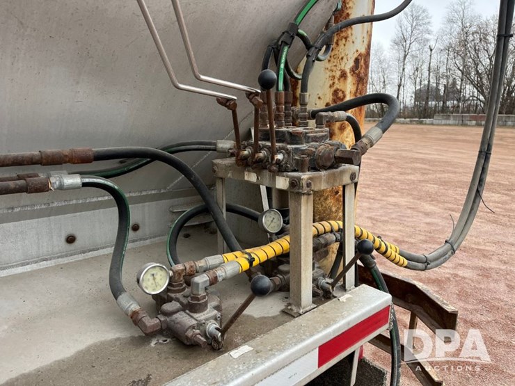 2005-international-7600-image-44