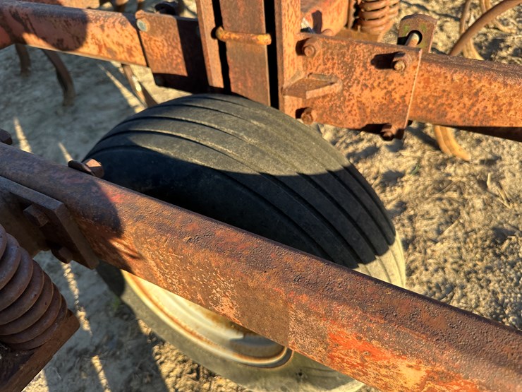 #33755-•-8'-chisel-plow-image-8