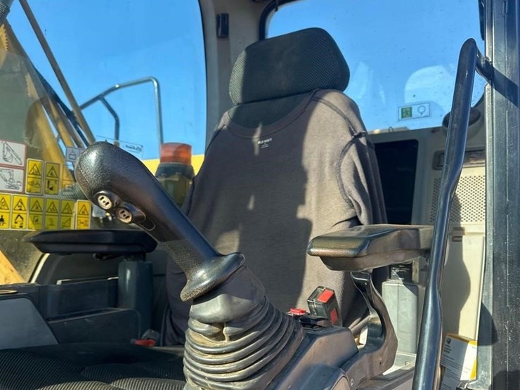 2018-caterpillar-320-image-27