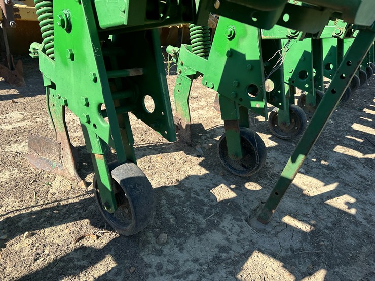 #33728-•-16-row-30"-cultivator-image-27