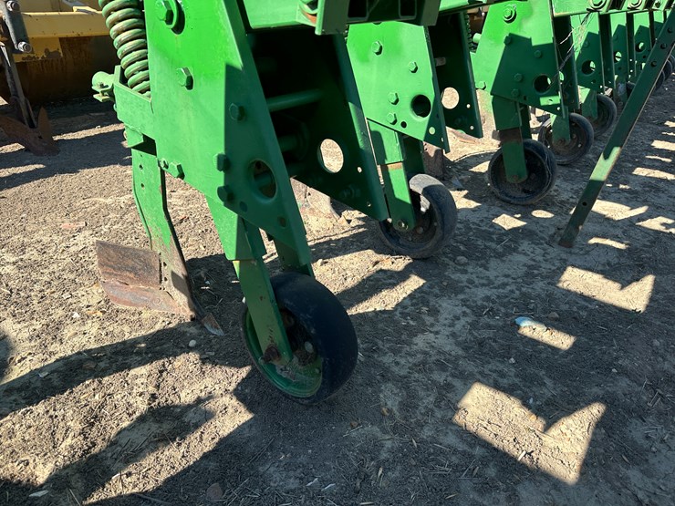 #33728-•-16-row-30"-cultivator-image-26