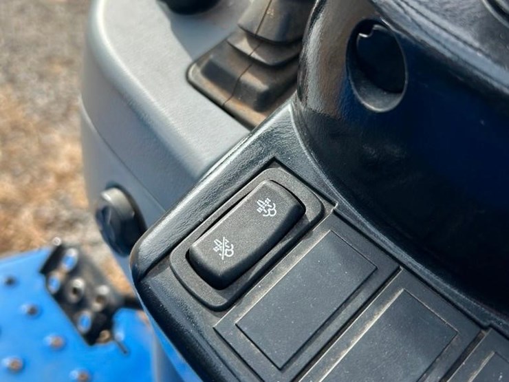 2016-new-holland-workmaster-37-image-34