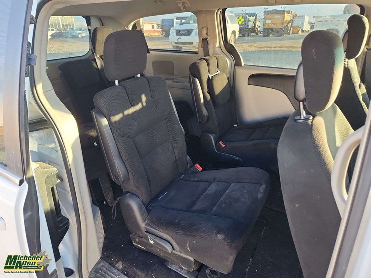 2016-dodge-grand-caravan-crew-image-24