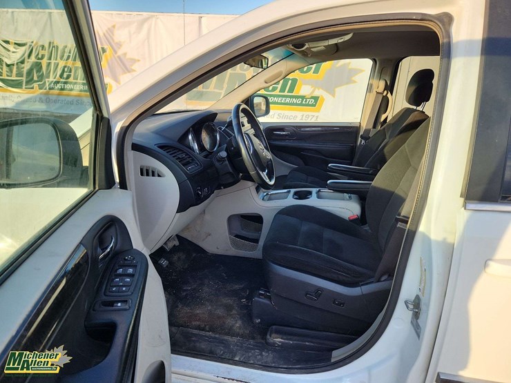 2016-dodge-grand-caravan-crew-image-15