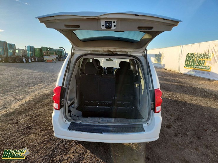 2016-dodge-grand-caravan-crew-image-23