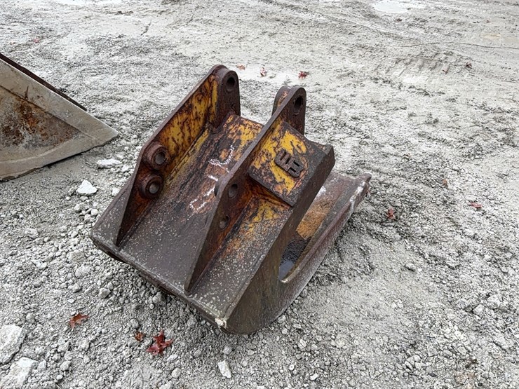 werk-brau-24in.-stripping-bucket-excavator-bucket-image-2