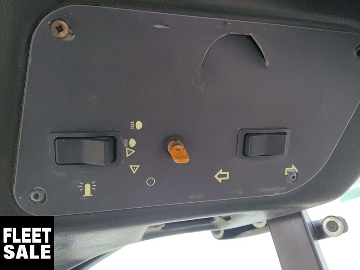 2013-john-deere-2025r-image-16