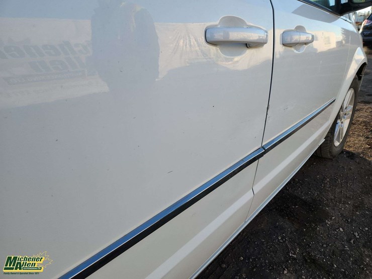 2016-dodge-grand-caravan-crew-image-33