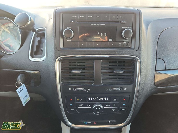 2016-dodge-grand-caravan-crew-image-21