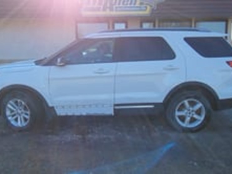 2017-ford-explorer-image-5