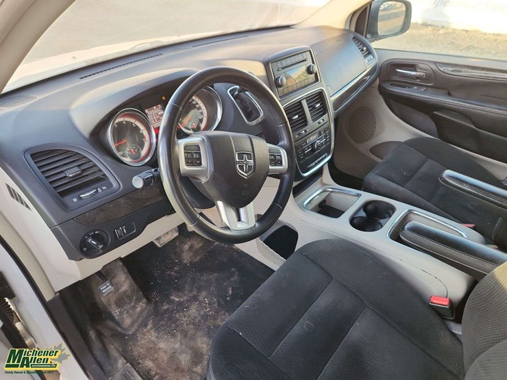 2016-dodge-grand-caravan-crew-image-16