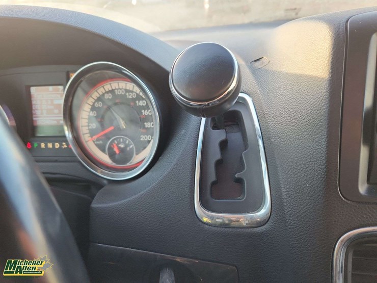 2016-dodge-grand-caravan-crew-image-19