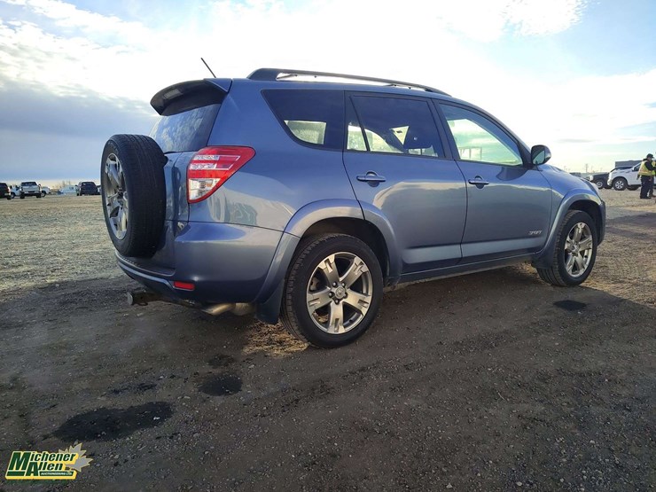 2011-toyota-rav4-image-4