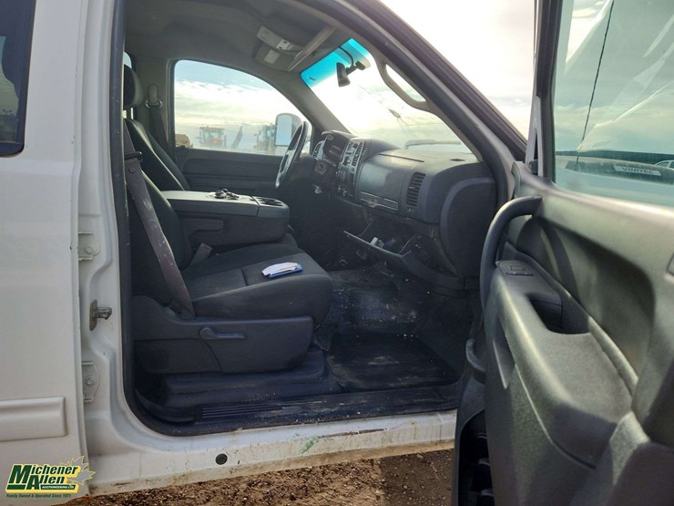 2012-chevrolet-silverado-3500hd-image-29