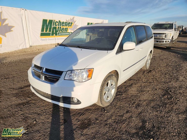 2016-dodge-grand-caravan-crew-image-1