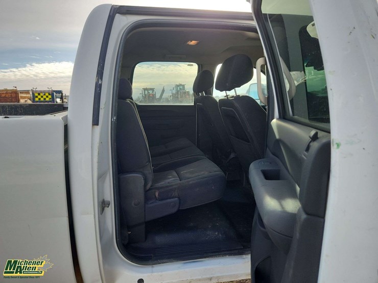 2012-chevrolet-silverado-3500hd-image-28