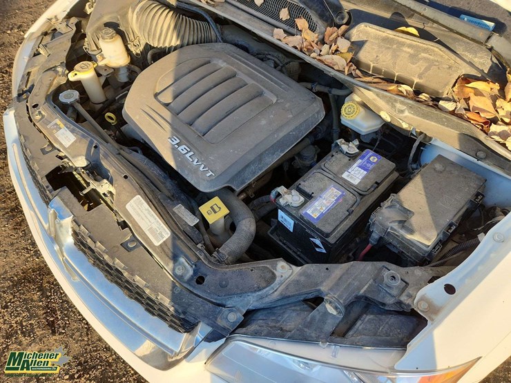 2016-dodge-grand-caravan-crew-image-28