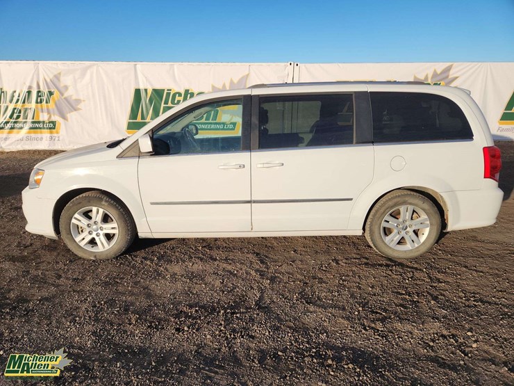 2016-dodge-grand-caravan-crew-image-2