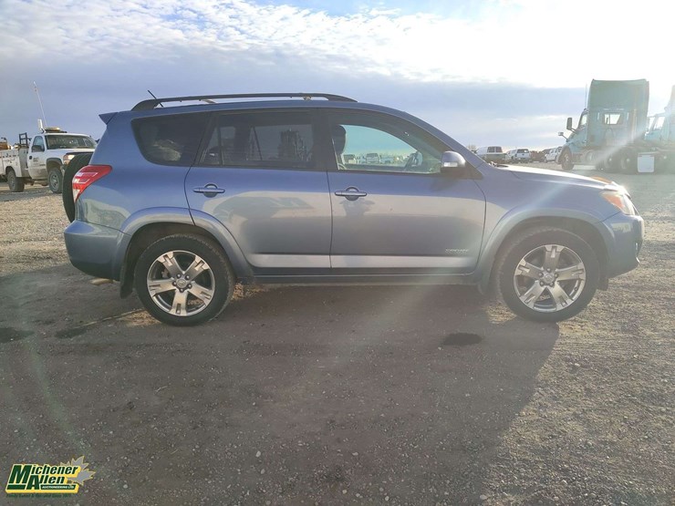 2011-toyota-rav4-image-21