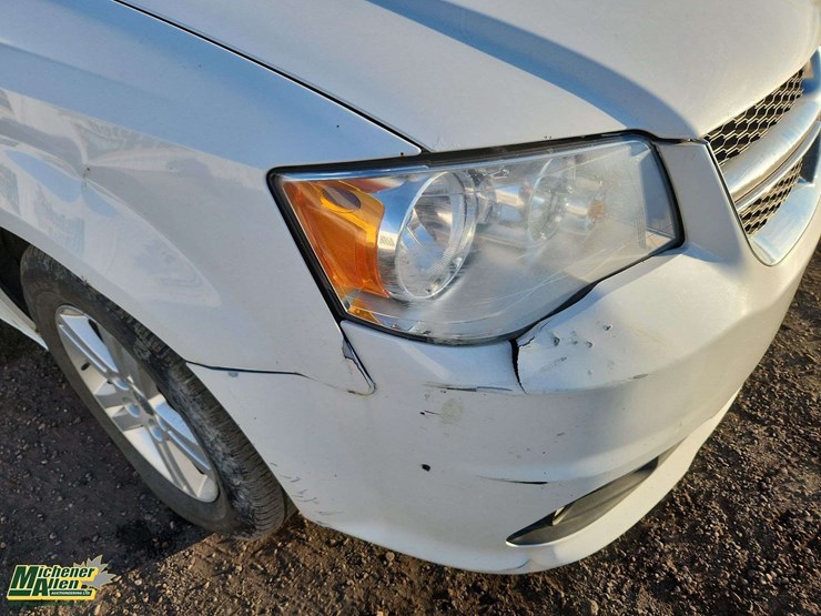 2016-dodge-grand-caravan-crew-image-31