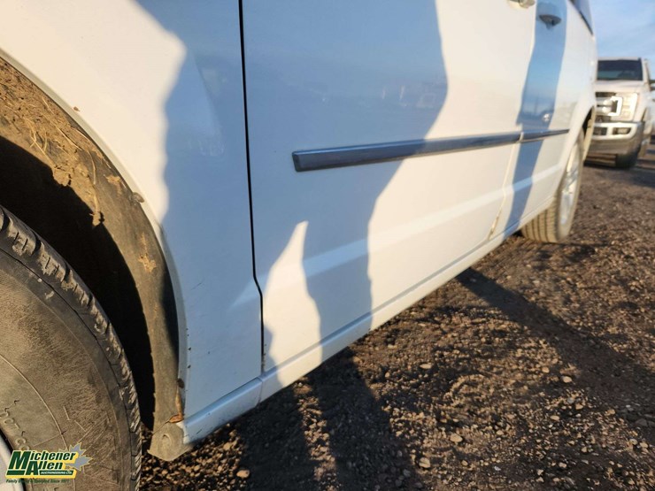 2016-dodge-grand-caravan-crew-image-35