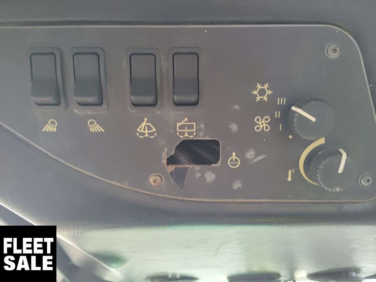 2013-john-deere-2025r-image-15