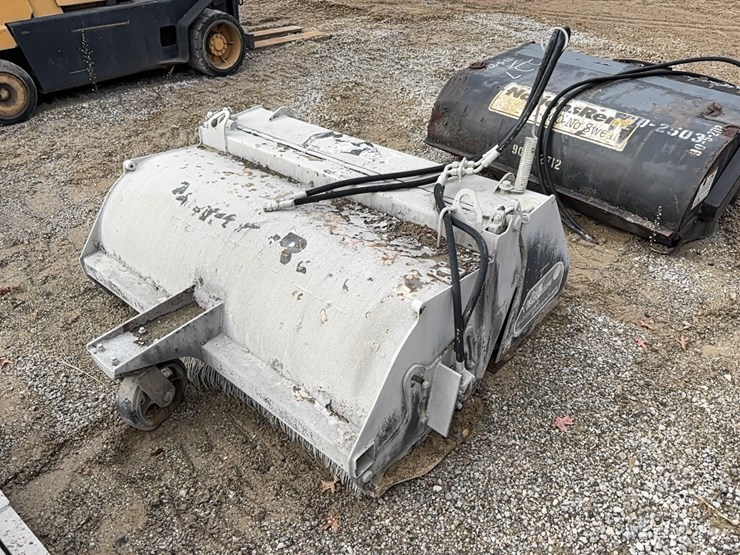 the-major-bucket-broom-skid-steer-attachment-image-2