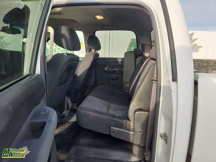 2012-chevrolet-silverado-3500hd-image-26