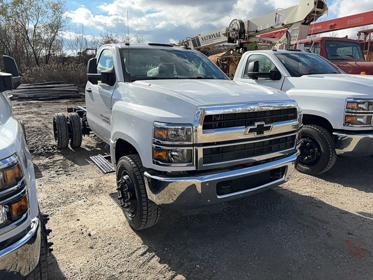 new-unused-chevy-5500-cab-&-chassis-image-2