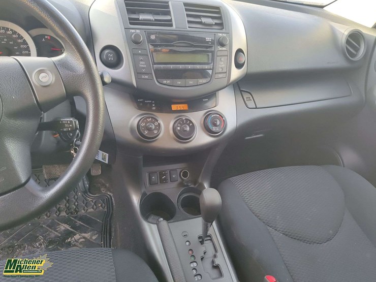 2011-toyota-rav4-image-10