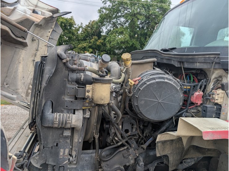 2012-international-7600-image-16