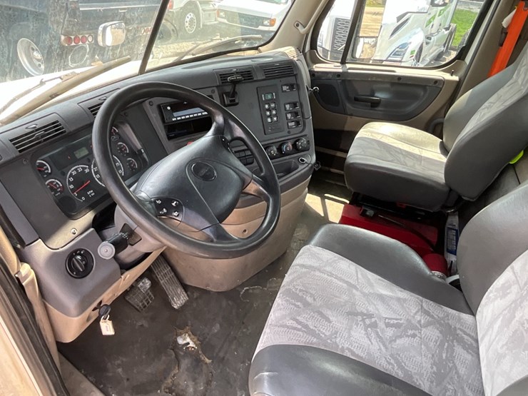 2016-freightliner-ca125-day-cab-image-21