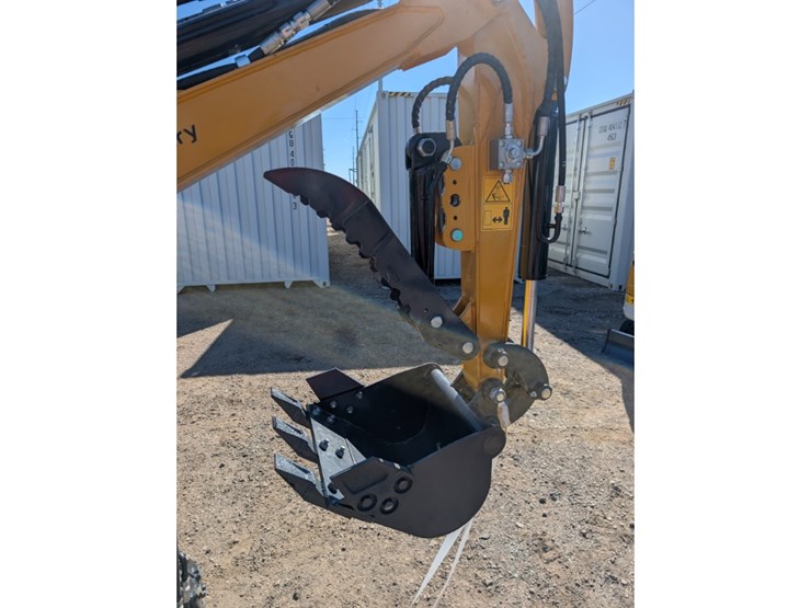 cfg-qk18r-mini-excavator-w/-hydraulic-thumb-image-6