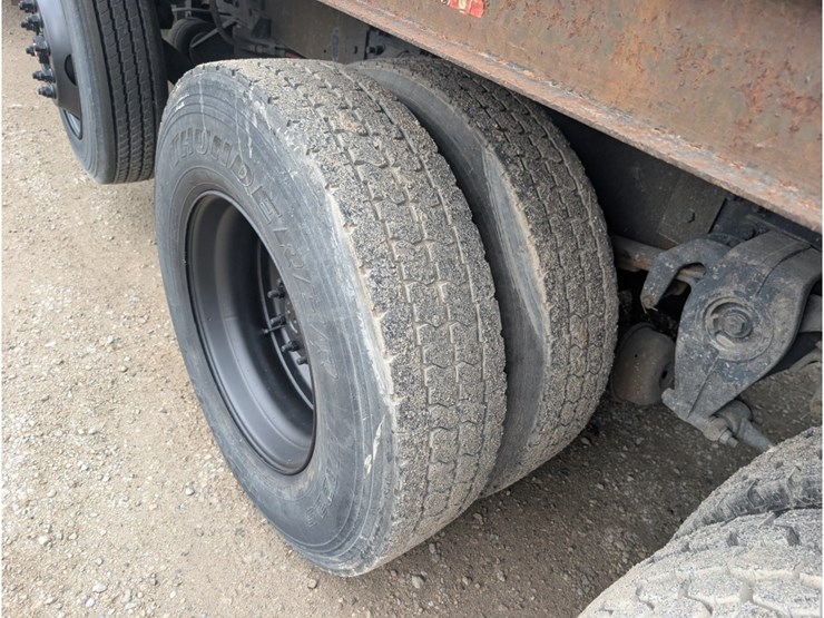 2005-freightliner-columbia-flatbed-w/-moffett-hookup-image-14