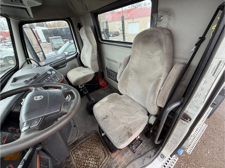 2011-volvo-vnl-day-cab-image-20